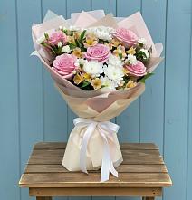 Букет цветов из:  Гвоздики, Орхидеи и Розы в Петрово-Дальнее