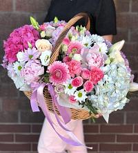 Цветочная композиция из Розы, Хризантемы, Пионы и Лизиантусы в корзине в Петрово-Дальнее