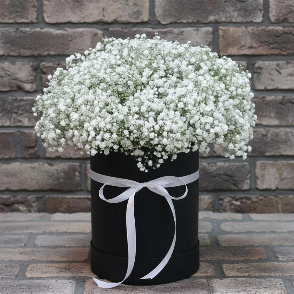 Цветочная композиция из Гипсофила в шляпной коробке в Петрово-Дальнее