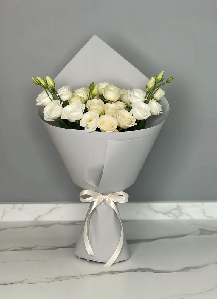 Букет цветов из: Розы и Лизиантусы в Петрово-Дальнее