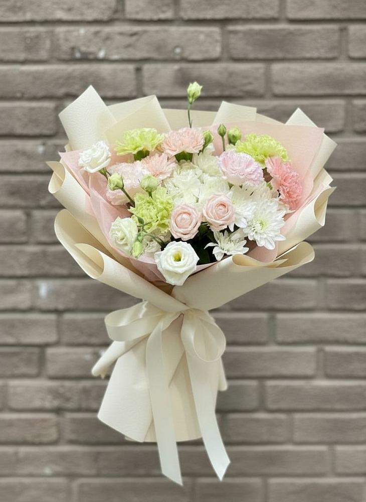 Букет цветов из: Гвоздики, Розы, Лизиантусы и Хризантемы в Петрово-Дальнее