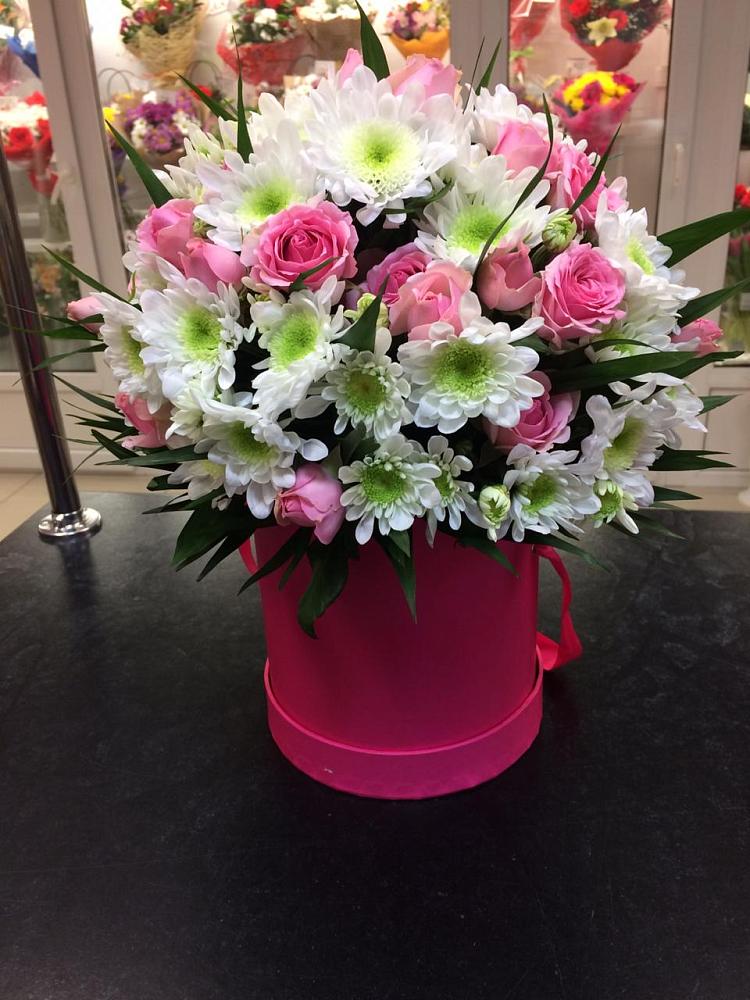 Цветочная композиция из Розы и Хризантемы в шляпной коробке в Петрово-Дальнее