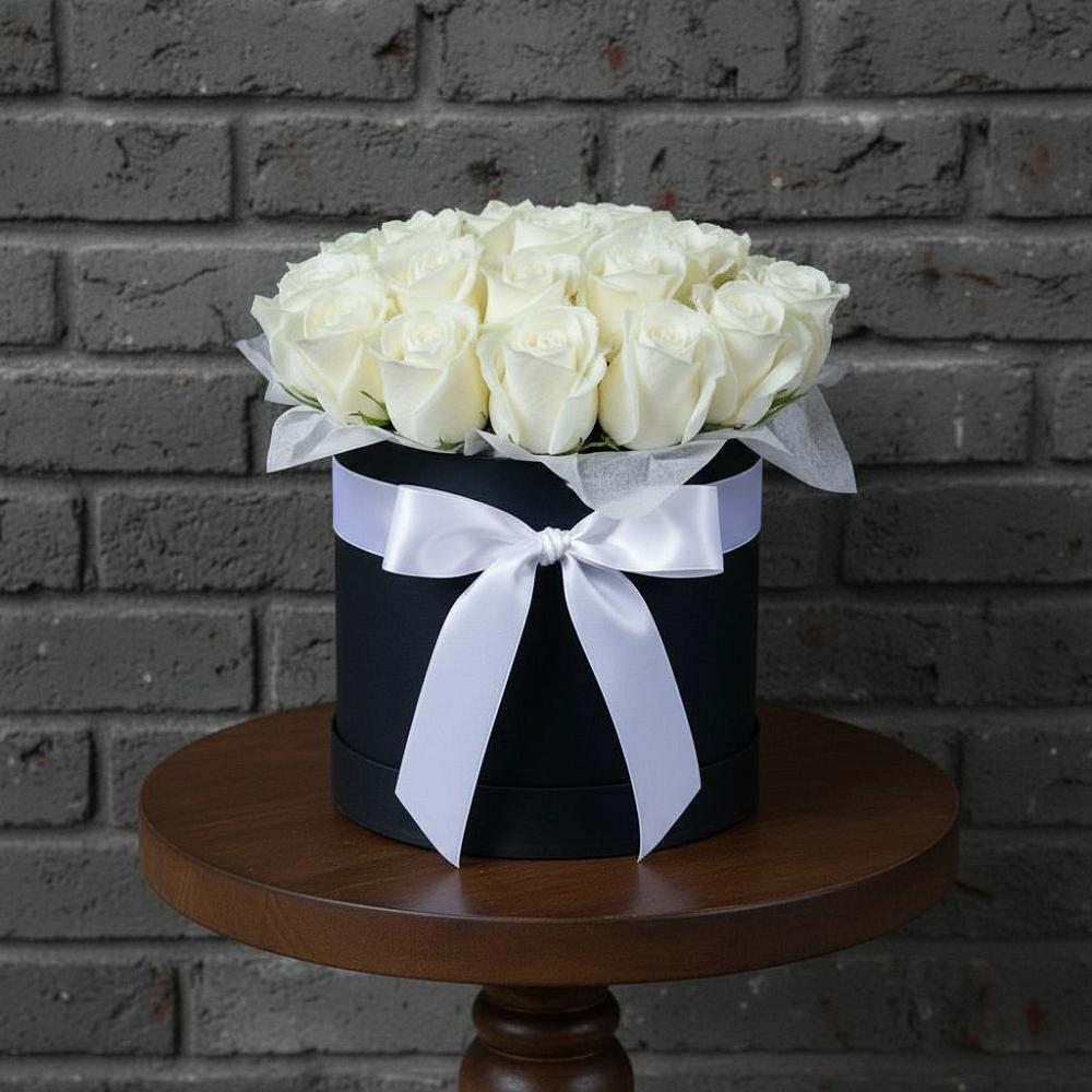 Цветочная композиция из Розы в шляпной коробке в Петрово-Дальнее