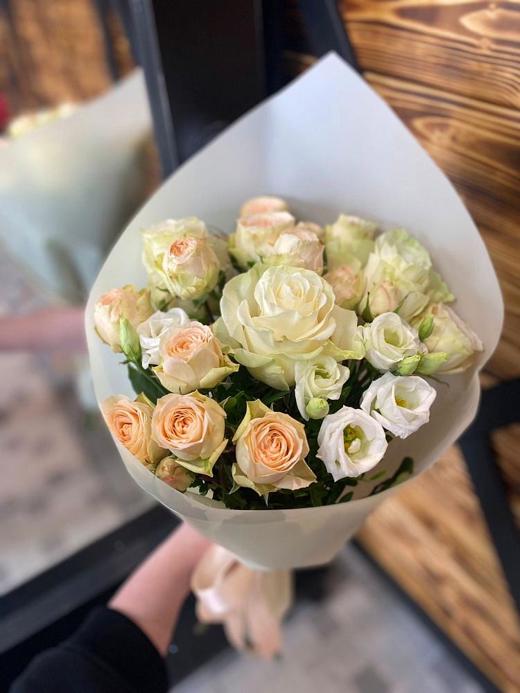 Букет цветов из: Розы и Лизиантусы в Петрово-Дальнее